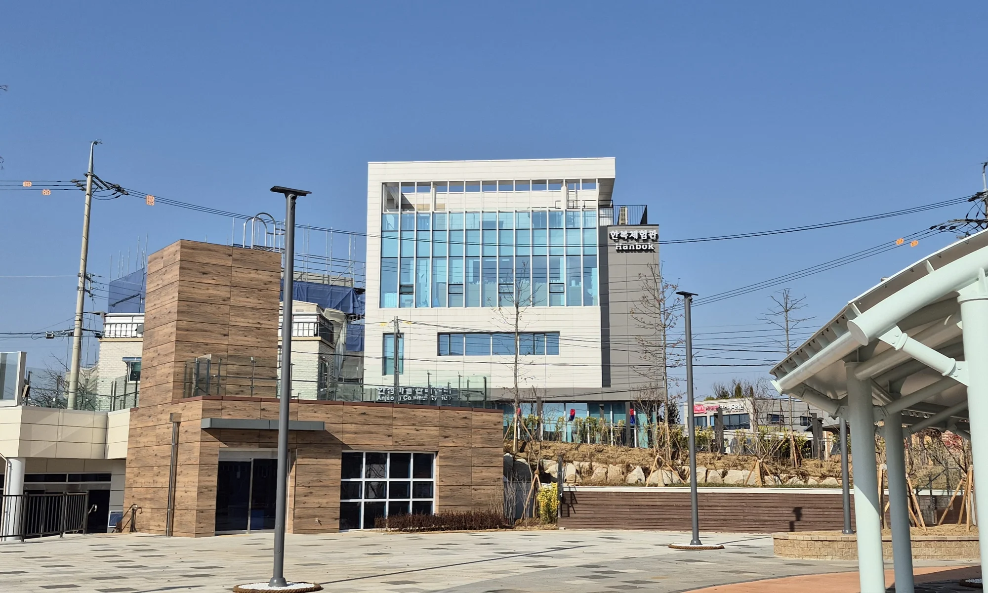 커뮤니티 광장에서 본 안정마을관리센터 전경